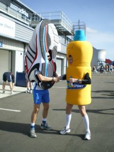 Có bao nhiêu loại Mascot ? Bạn muốn chọn loại linh vật nào cho Brand của mình? 13 Mascot mo hinh chiec giay