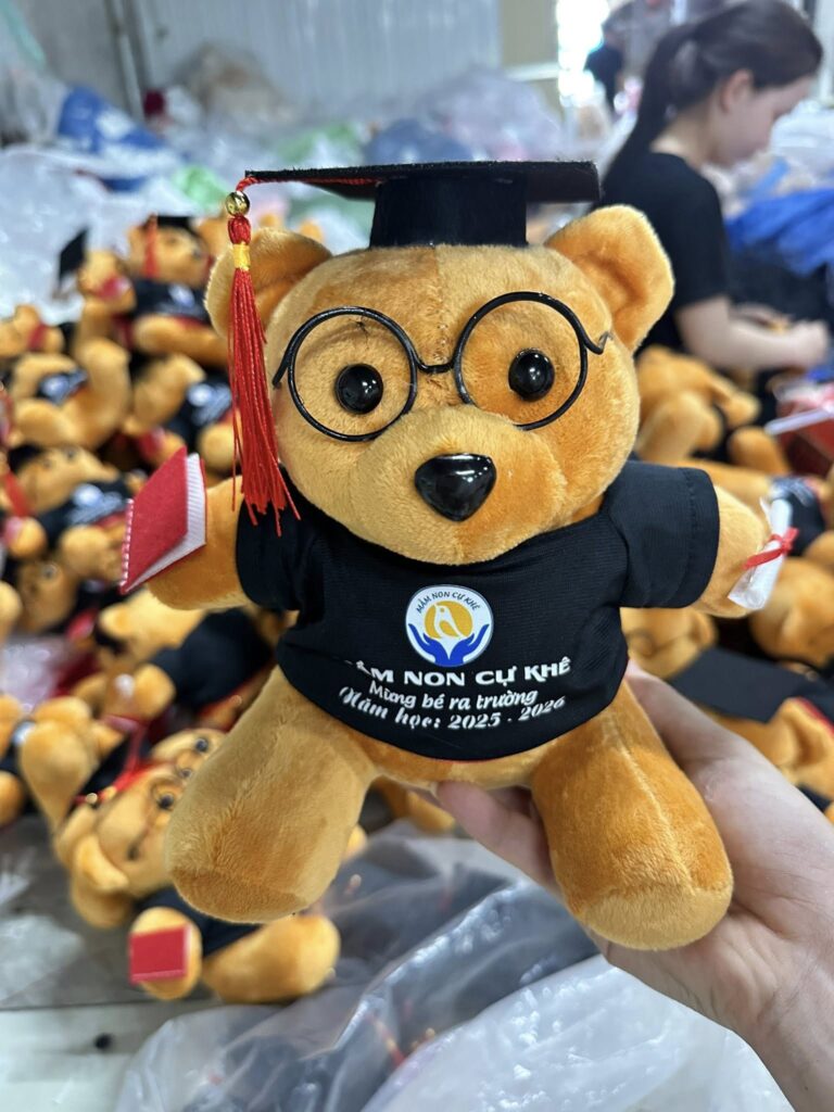 Đặt may gấu tốt nghiệp thêu tên theo yêu cầu 2 May thu bong quang cao theo yeu cau 3